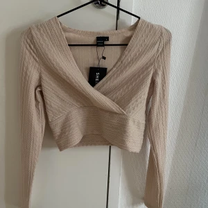 Långärmad  - Väldigt snygg tröja, materialet är sjukt skönt. Helt oanvänd med taggen kvar!  Perfekt till vardagsoutfiten🤍