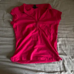 Rosa t-shirt från hm i storlek S! (Färgen är inte lika stark/skrikig i verkligheten)