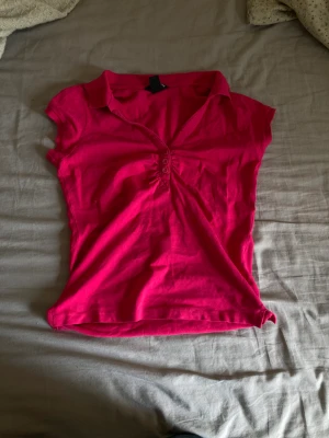Rosa t-shirt från H&M! - Rosa t-shirt från hm i storlek S! (Färgen är inte lika stark/skrikig i verkligheten)