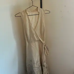 Säljer denna linne klänning från Mexx. Den är endat använd en gång och är i superfint skick. skriv vid intresse, pris kan diskuteras 💕
