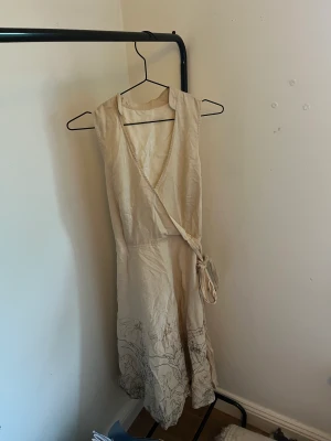 Klänning  - Säljer denna linne klänning från Mexx. Den är endat använd en gång och är i superfint skick. skriv vid intresse, pris kan diskuteras 💕