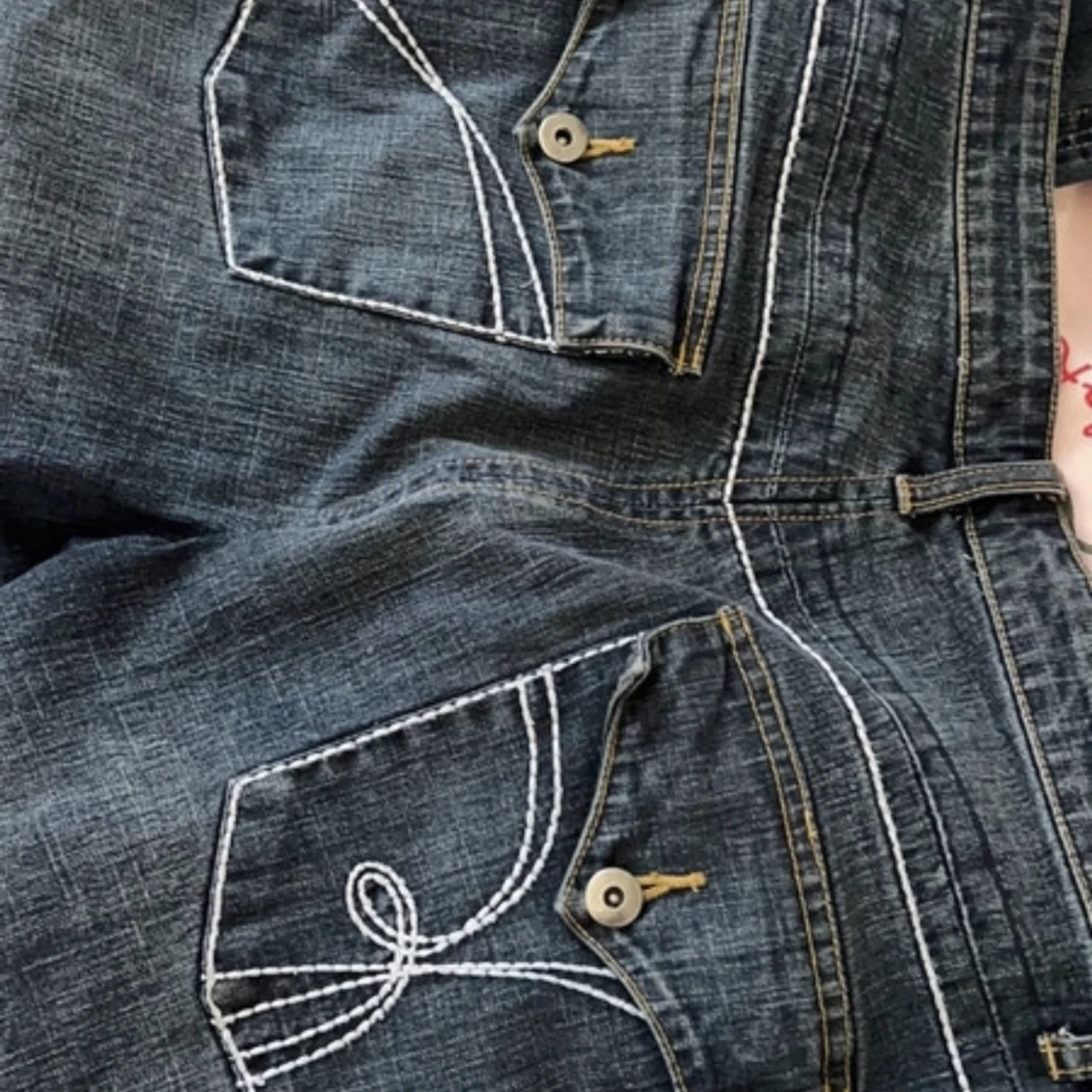 Jeans med fina detaljer på fickorna - 91