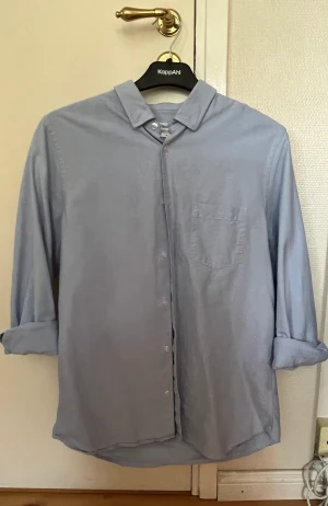 Filippa K skjorta - Filippa K skjorta i bra skick. Tänker mig 400 men kan gå ner vid snabb affär. Har du frågor så tveka inte att höra av dig😁🙏