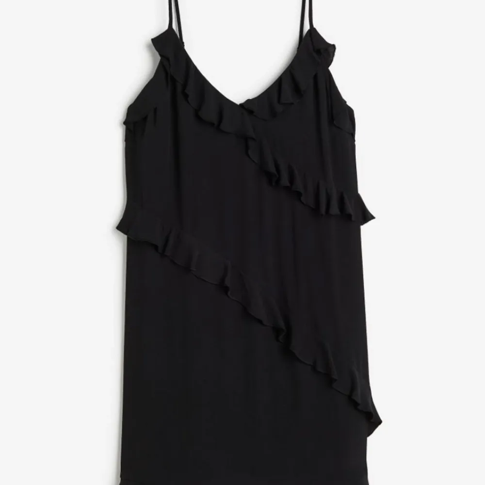 svart klänning med volanger från H&M, helt ny & aldrig använd🫶🏻. Klänningar.