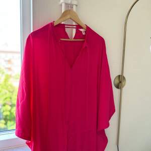 Jättefin klänning från hm i en härlig rosa färg!  Välanvänd klänning som nu förtjänar att bäras av någon annan! Sitter snyggt på kroppen och en perfekt klänning till en härlig sommarmiddag!  Säljer för 200kr
