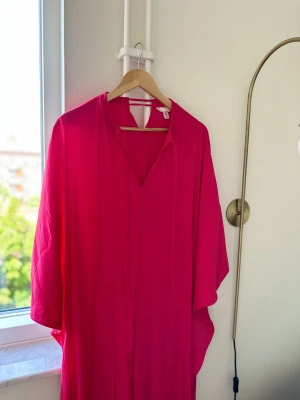Klänning från hm - Jättefin klänning från hm i en härlig rosa färg!  Välanvänd klänning som nu förtjänar att bäras av någon annan! Sitter snyggt på kroppen och en perfekt klänning till en härlig sommarmiddag!  Säljer för 200kr