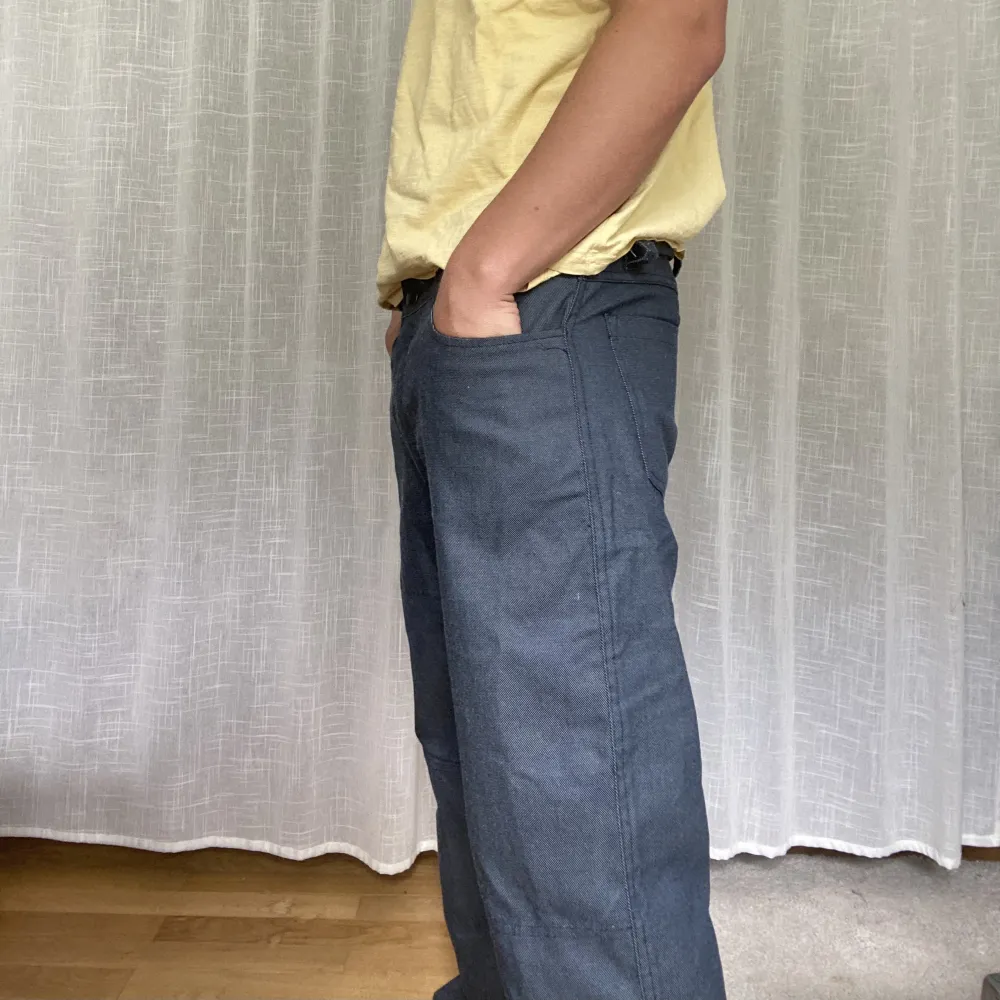Coola cargo jeans med lite kostym känsla! Innerben 87cm. Midja mätt rakt över 46cm, ben öppning mätt rakt över 22 cm   Modell: 183cm . Jeans & Byxor.
