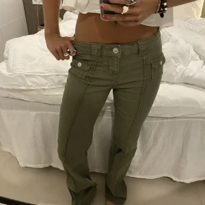 Gröna Jeans - ⚠️Lånade bilder!⚠️  Säljer mina skitsnygga gröna jeans från H&M då jag inte får någon användning av dom, de är i storlek 40 men är väldigt små i storleken så de passar mig som brukar ha 36.💞 Buda eller köp direkt för 600kr!