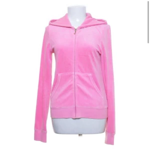 Juicy Couture zip up - Hej!💕 Säljer min superfina rosa juicy couture zip up då den tyvärr inte kommer till användning. Den är äkta och är i bra skick men tänk på att den antagligen är ifrån 00-talet vilket innebär att materialet inte är det nyaste. Skriv om bilder/frågor:)💕