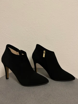 Världens snyggaste och bekvämaste sko  - Säljer mina svarta mockaskor från Stinaa.J pga. att de tyvärr är lite för små. Nästintill oanvända. Stinaa.J, skapar snygga ortopediska skor med världens mest stötdämpande sula & ortopedisk innovation. Original kvitto, påse & kartong finns. 