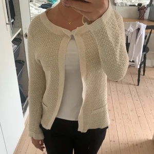 Stickad kofta  - Säljer denna super fina stickade koftan från mango i stolek S. Beställde den och men den satt inte som jag tänkte och glömde skicka tillbaka den. Har endast testat den på annars helt oanvänd. Stolek S.