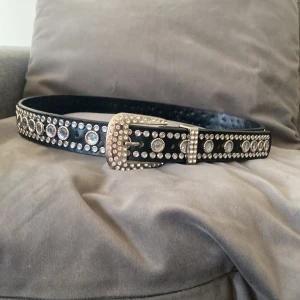 Diamant bälte/bb belt - Ett helt oanvänt läderbälte som har diamanter på sig.