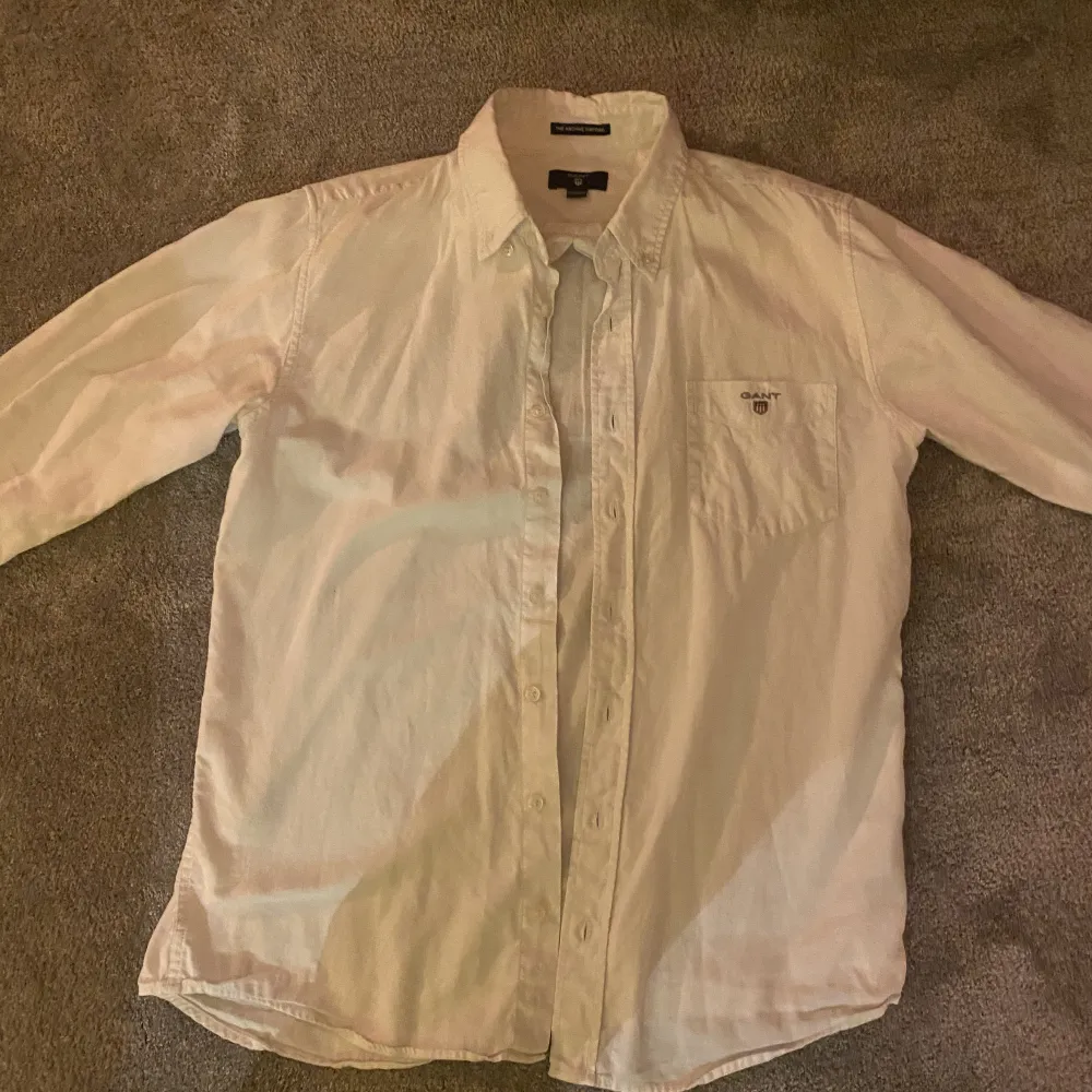 En vit Gant skjorta som är använd fåtal gånger. Den är i materialet bomull. Säljer den för att jag inte gillar fickan på bröstet. . Skjortor.