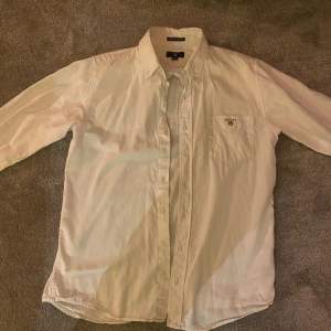 En vit Gant skjorta som är använd fåtal gånger. Den är i materialet bomull. Säljer den för att jag inte gillar fickan på bröstet. 