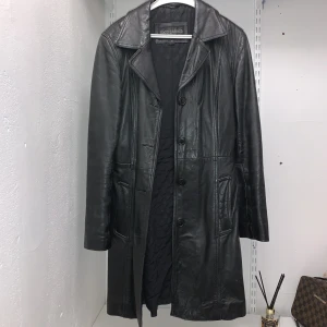 Läder kappa - En fin Roco Baroco kappa i äkta läder, passar även st 34. föreslå ett pris så kan vi komma överens om något 💌