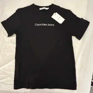 Calvin Klein T-shirt - Säljer denna helt nya t-shirt från Calvin Klein då den ej kommit till användning. Aldrig testats, aldrig använd, som helt ny💓 Nypris 400kr, mitt 180kr☺️