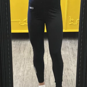 Träningsbyxor  - Svarta träningsbyxor med scrunch där bak från ICIW i storlek S. Supersköna och snygga. Helr oanvända.