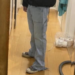 Custom made baggy Jeans - 1. Baggy jeans custom made står ingen storlek men skulle gissa på 32/34-32/33. Köpta för 1400 säljer för 450 kr! Skick 7/10 lite trampade längst ner men ser fortfarande bra ut!   