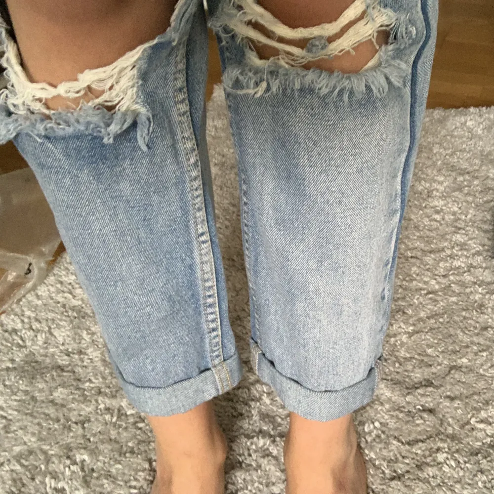 Högmidjade slitna blå jeans från Boohoo i stlk 36. De är lite för små i längden för mig som är 175cm (kolla andra bilden). Har använt dem 1-2 ggr. De är slutsålda på hemsidan. . Jeans & Byxor.