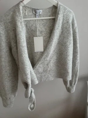 Stickad tröja - Jättefin och mysigt tröja från &otherstories perfekt till hösten och är helt oanvänd med lappen kvar 🍁🍂🌞köpt för 490kr