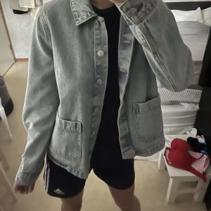 Blå jeansjacka  - Blå jeansjacka från Vero Moda, storlek S men är liten i storleken så passar XS också! Inga täcken på användning🩵
