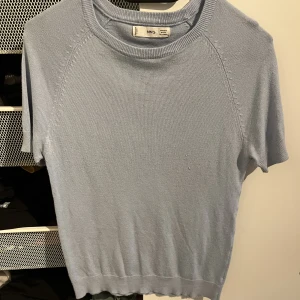 Stickad T-shirt - Säljer denna stickade T-shirten som är i toppen skick. Liknar den från zara. Den kommer tyvärr inte till användning därav säljer jag den. Passar perfekt till exempel linnebyxor. Tryck gärna på köp nu 💘 ( Postar samma dag / dagen efter) 