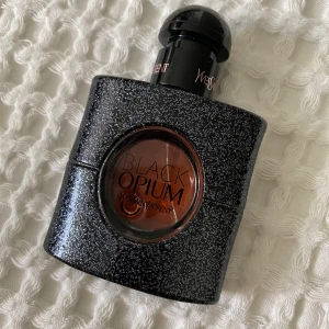 Black Opium - YSL - Säljer min parfym från YSL, black opium i 30 ml. Mycket kvar i flaskan då den aldrig kommer till användning längre.. säljer för 250 kr 🖤