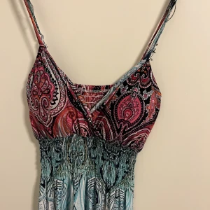 Liknande ibiza klänning  - Säljer denna såååå snygga klänningen❤️ mycker finare än på bilderna och sitter som en dröm ❤️ passar många storlekar❤️ går ner vid snabb affär