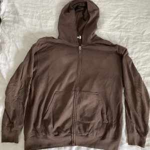 Weekday zip hopdie - Zip hoodie från Weekday Storlek M i oversized passform 