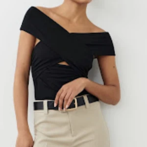 wrap top från gina  - en jätte fin top som är slutsåld överallt som jag inte har så mycket användning av 🥰