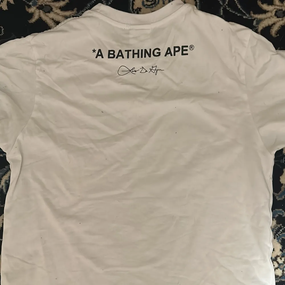 Säljer min BAPE T-shirt i storlek i storlek M, använd men i bra condition 🙂. T-shirts.