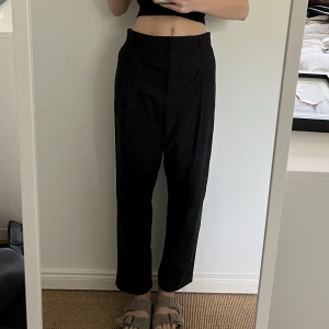 svarta kostymbyxor - svarta kostym byxor som är slightly oversized o lowwaisted men sitter fint över höft/midja. köpt på urban outfitters men är från santa cruz. modellen heter skater pants o är strlk s. 🤍