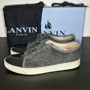Lanvin skor - Lanvin skor! St: 44 Bid: 2700kr Pris: 2900kr Skick: 9/10 Färg: elephant grey Box, skosnöre och dustbag medföljer! Allt superbra skick! Sulan är kritvit bara lite smuts under men bara borsta bort och som ny toebox!