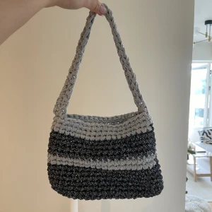 Stickad väska - En stickad väska som passar till det mesta! Glittrar! ✨💖