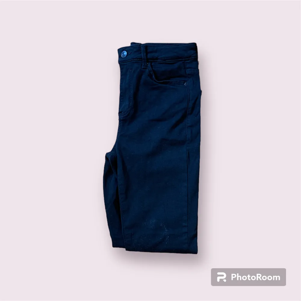 Dessa jeans har varit använda 1-2 gånger och är där med i jättefint skick.  1a bilden är från hemsidan. För att ni ska få en extra tydlig idé om hur jeansen ser ut. Länk: https://www.veromoda.com/sv-se/product/10198520_2161/skinny-fit-hoeg-midja-jeans. Jeans & Byxor.