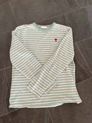 Ami långärmad - Säljer min långärmad ami tröja! Skit snygg i den mint gröna färgen och den vita. Jätte svår att hitta! Pris kan diskuteras 