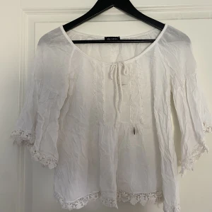Topp - En vit topp/blus som är i storlek S/M, i använt skick 