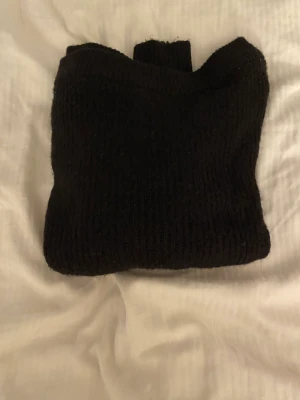 h&m tröja svart  - säljer denn Gina svarta h&m tröjan som man drar ner lite på ärmarna ❤️ pga kommer inte till användning och är inte min stil 🫶🏻 (pris kan diskuteras) 