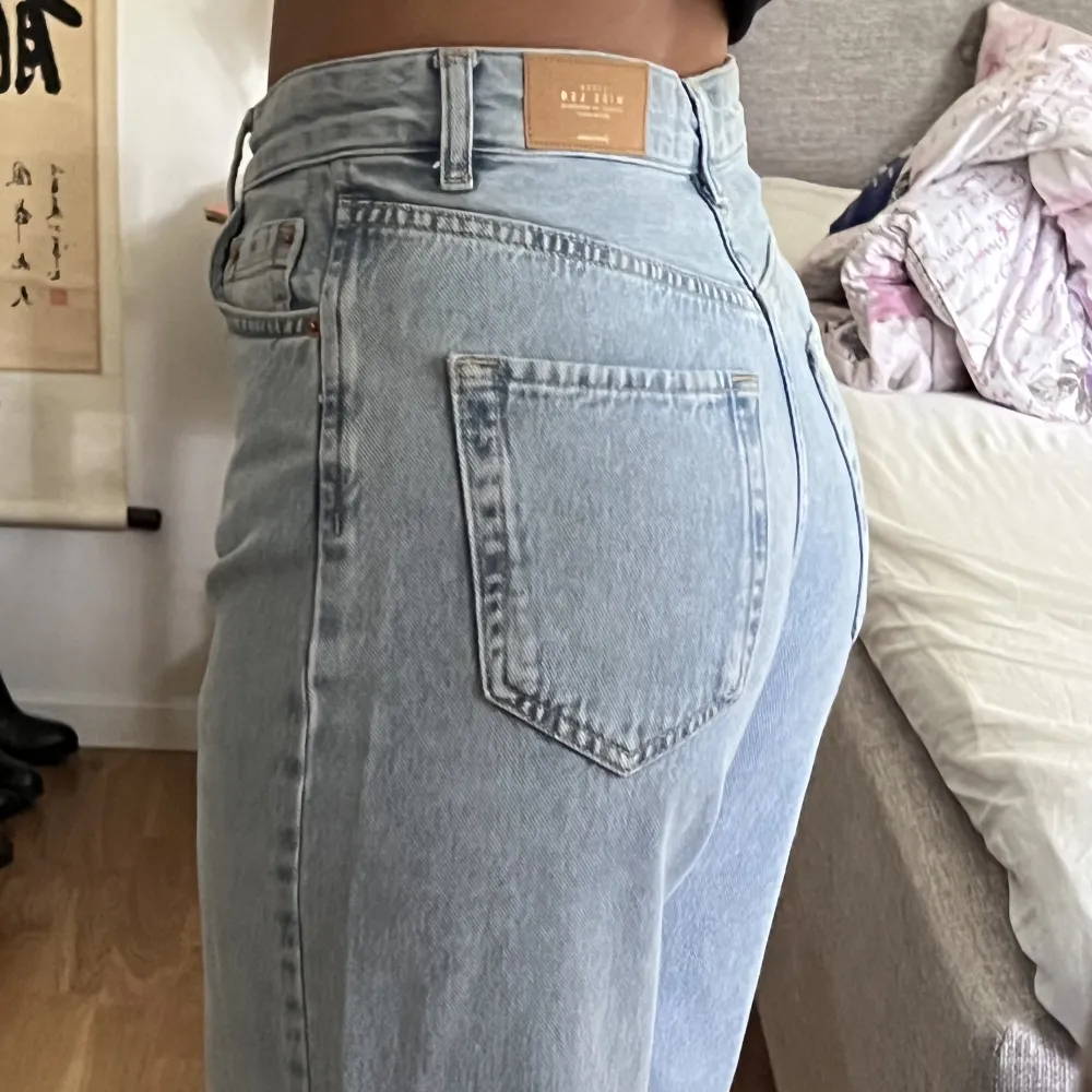 Högmidjade wide-leg jeans från Stradivarius. Begagnat skick, men inga fläckar eller hål! Midjemått mätt rakt över: 36cm, innerbenslängd: 81cm. Storlek 36🫶💕. Jeans & Byxor.