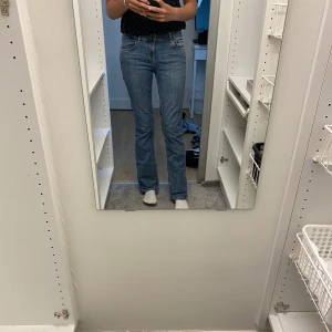 Low waist bootcut zara jeans - Så sjukt snygga low waist zara jeans, dom är även bootcut men de syns inte jätte bra på bilen!💞jag är 174 o dom passar bra men skulle även kunna passa kortare!