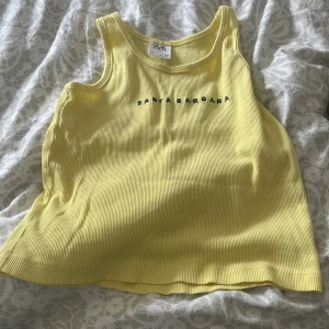 Linne - Den är gul med svart text 