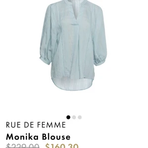 Blouse  - Säljer min extremt fina topp från Rue de femme. Den är aldrig använd men lappen är avklippt Toppen är i storlek xs men passar mig som har storlek s/m.Skriv gärna vid intresse så svarar jag på alla frågor eller skickar fler bilder osv🥰Priset kan diskuteras