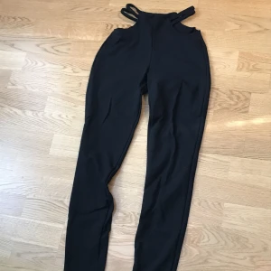 Byxor från na-kd - Svarta byxor från na-kd.