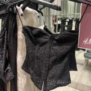 Korsettopp  - Supersöt korsettopp från h&m som är helt slutsåld!! Har tyvärr inga bilder på då den är för liten för mig🤍