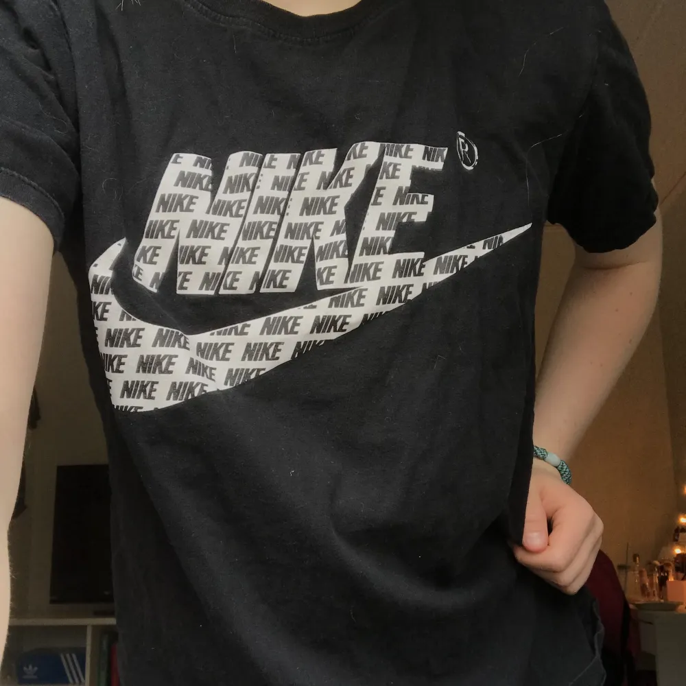 Nike t-shirt i fint skick💞 Kontakta för mer info❣️. T-shirts.