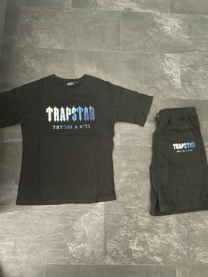Trapstar set - Trapstar sett storlek M. Helt nytt, aldrig använt, shorts o t shirt.