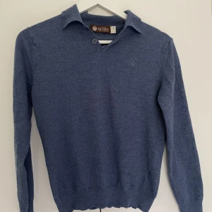 Morris långärmad piké  - Säljer en stickad Morris piké i väldigt bra skick 9/10. 100% merinoull men känns som cashmere. Storlek xs. Nypris 1499kr, mitt pris 499kr. Vid frågor eller funderingar är det bara att höra av sig