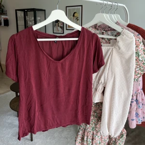 Röd T-shirt  - Röd T-shirt i bra skick. Köpt från Rut & Circle. Skicka dm för att se den på!🩷