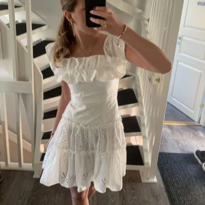 Zara klämning - Sjukt snygg klänning från zara som endast är använd en gång, köparen står för frakt ❤️