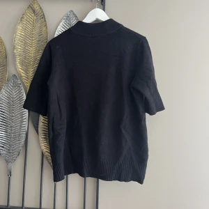 Stickad t shirt  - Säljer denna stickade t shirt från Vila använd kanske 4 gånger! Sorlen M💘150kr+ frakt